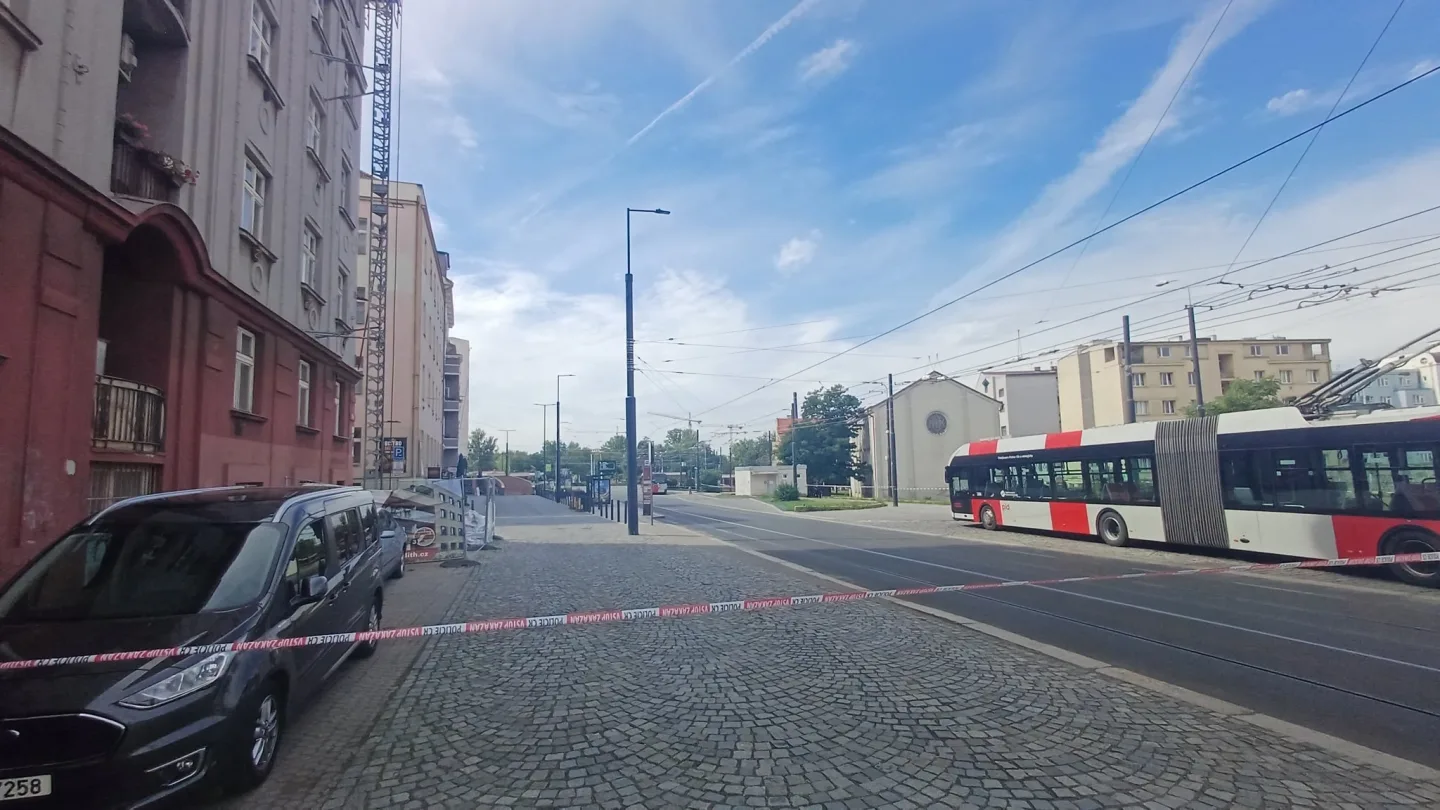 Policie ukončuje zásah na Palmovce. Muž se zbraní vyhrožoval sebevraždou