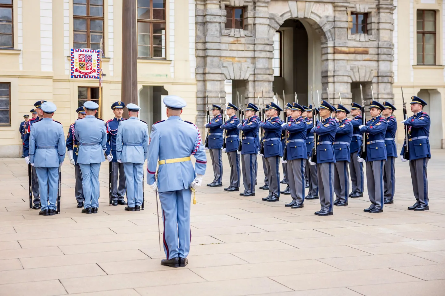 Hradní stráž převlékla uniformy. Při střídání se potkala světle modrá s tmavou