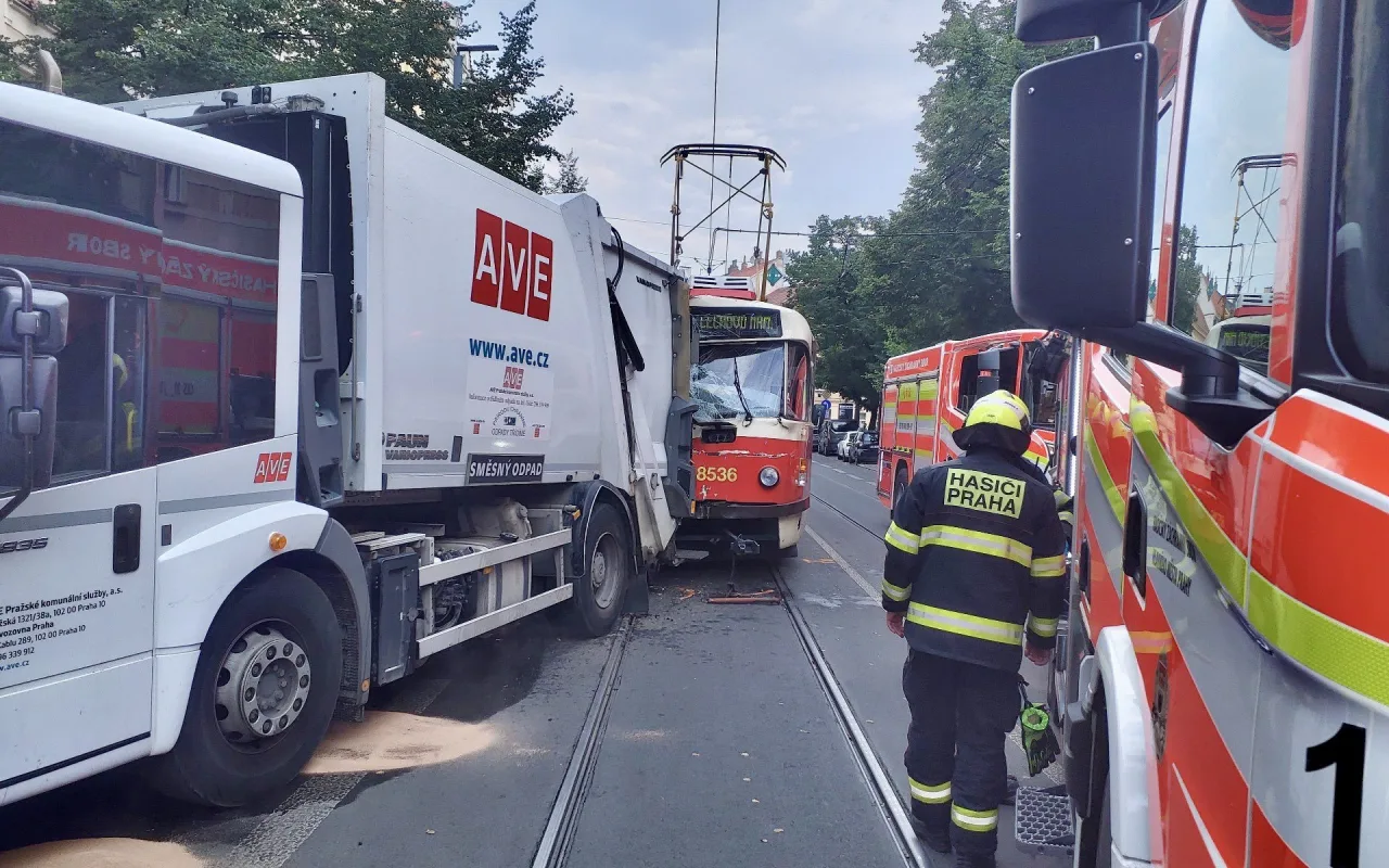 Ve Vršovicích se srazila tramvaj s popelářským vozem, provoz je zastaven