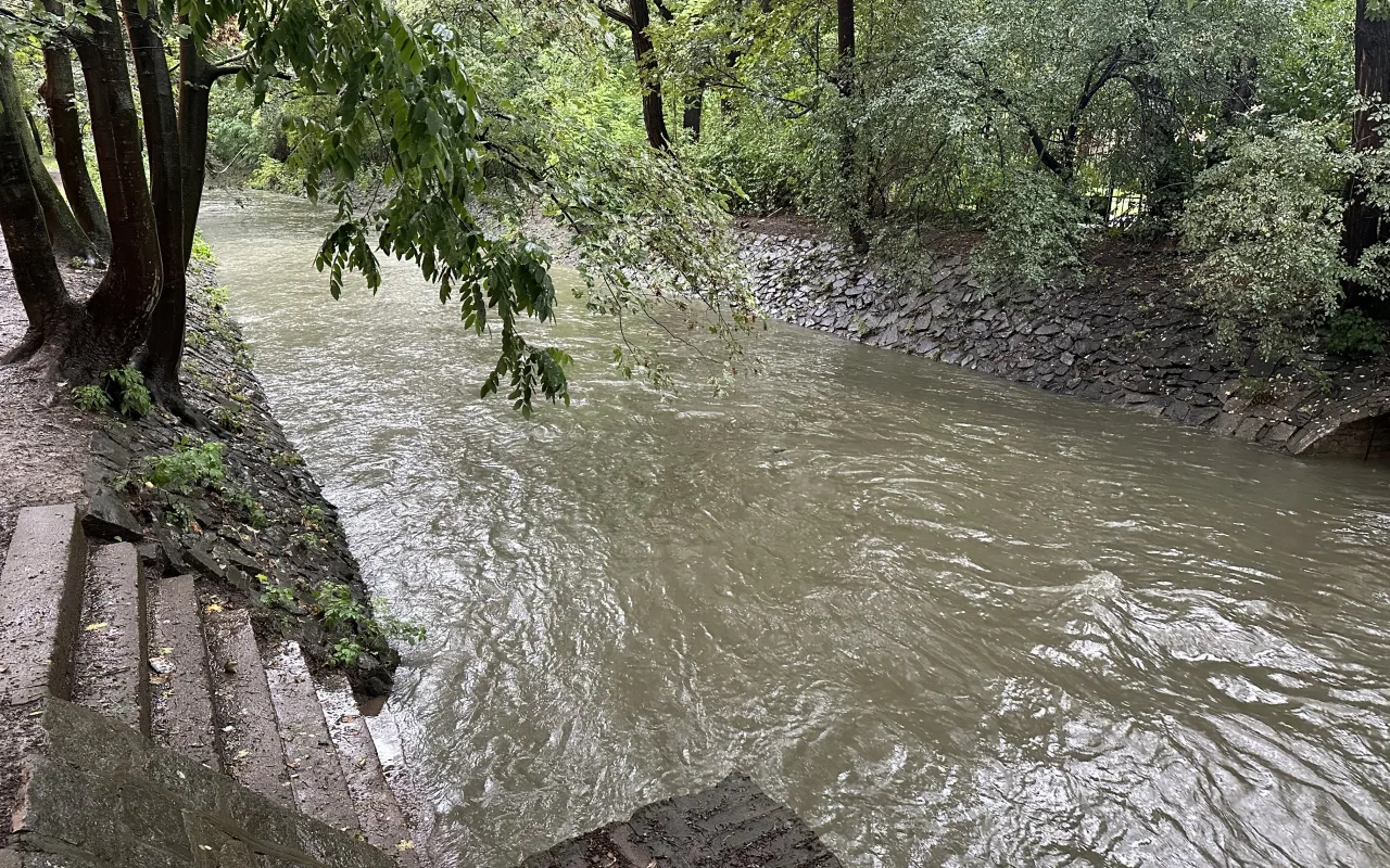 Předpověď se naplnila, Botič je po vydatných deštích na prvním povodňovém stupni