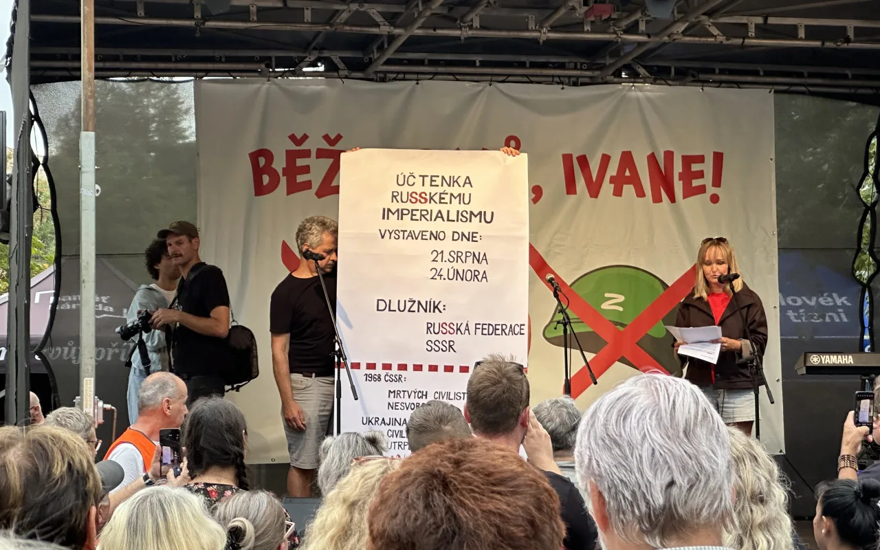 Běž domů Ivane. Lidé k výročí okupace vystavili symbolický účet Rusku