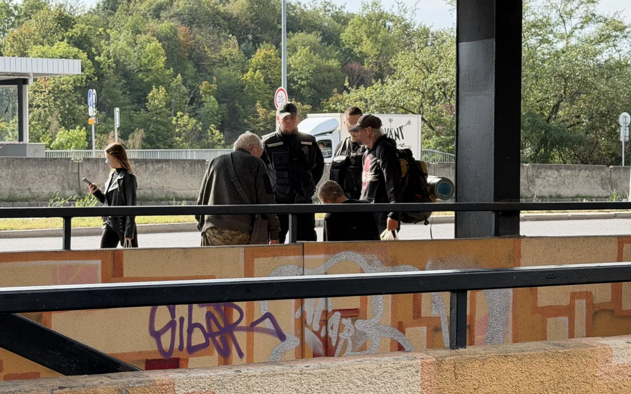 Více úklidu i dohledu. Praha 4 řeší problémy v okolí metra Kačerov
