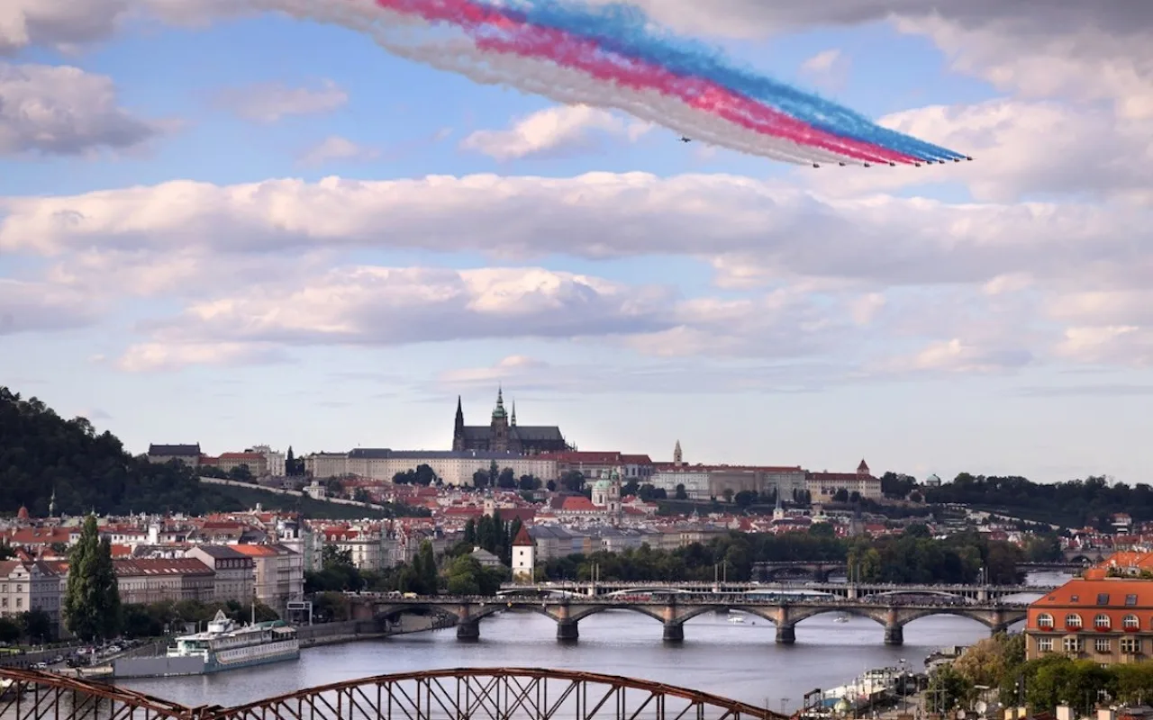 Do Prahy se vrací legendární Red Arrows. Formace opět proletí nad centrem města