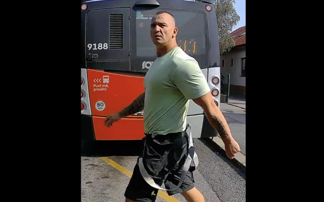Nedal znamení, nevystoupil. Naštvaný muž pak rozbil sklo autobusu kamenem