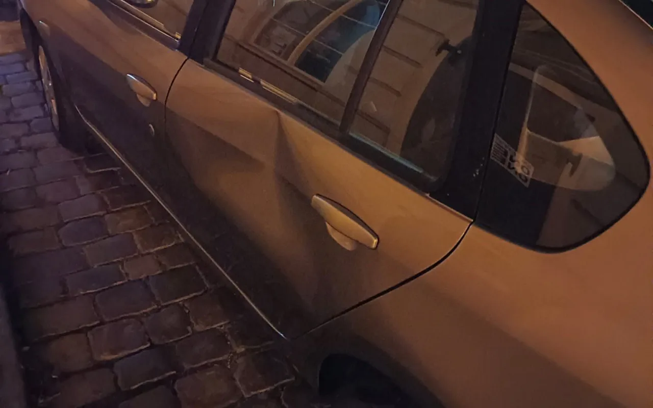 Vandal si vybíjel vztek na zaparkovaných autech, pak odpočíval na lavičce