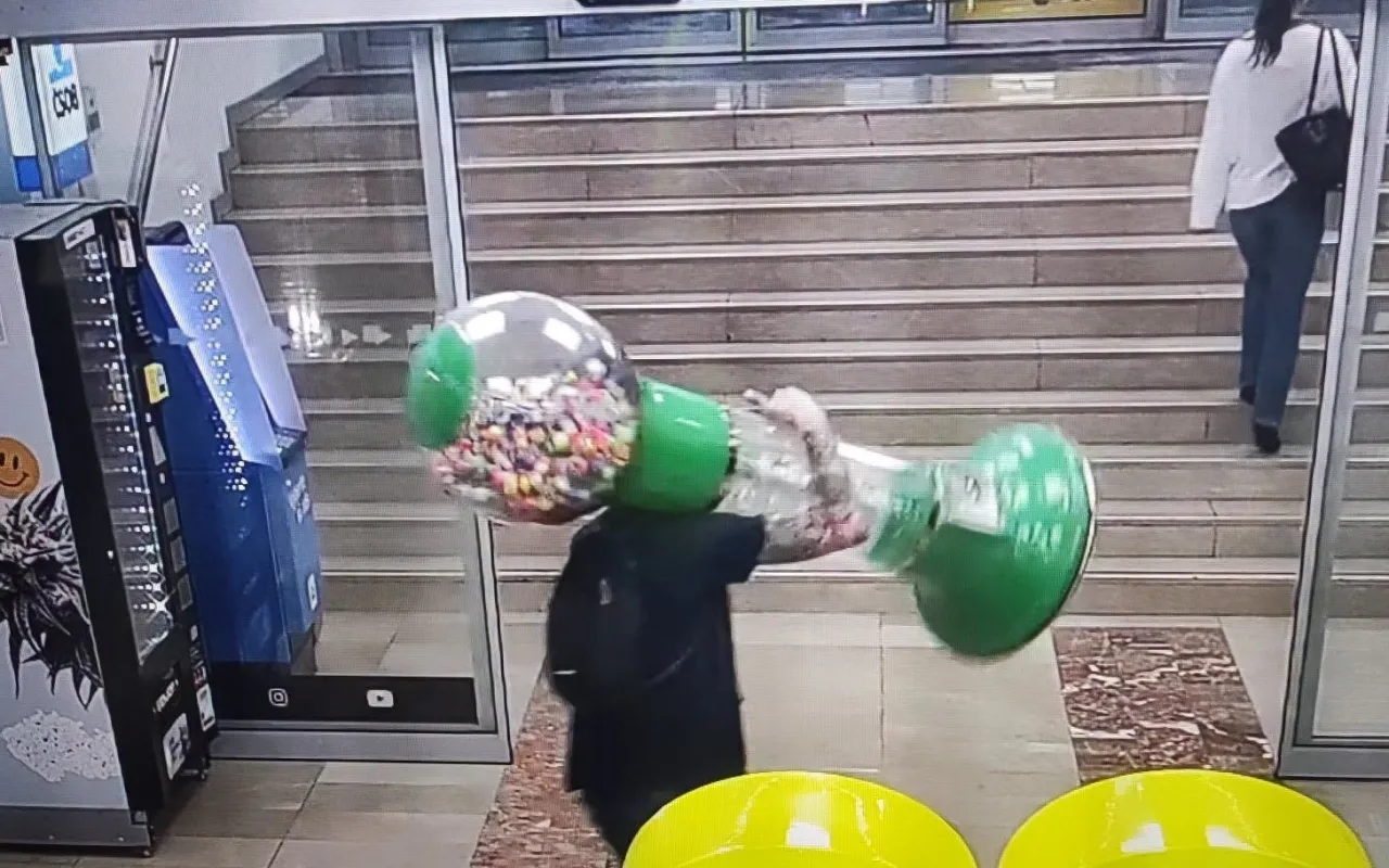 Opilci se zachtělo zvýkaček, z nákupáku ukradl celý automat