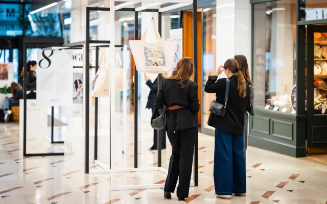 Plátěná taška jako galerijní objekt. Výstava IT BAG v nákupní galerii Myslbek