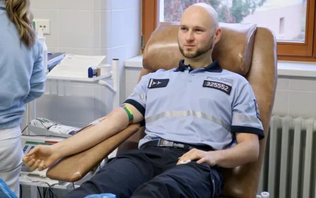 FOTO: Pražští policisté darovali krev. Navštívili transfuzní stanici ve Střešovicích