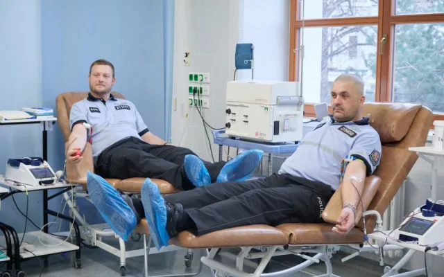 FOTO: Pražští policisté darovali krev. Navštívili transfuzní stanici ve Střešovicích