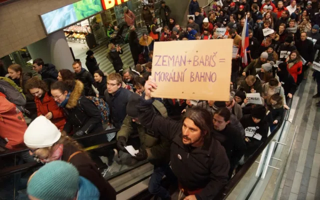 FOTO/VIDEO: Demonstrace proti Babišovi se účastnilo 50 tisíc lidí. Za týden se akce bude opakovat
