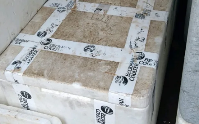 Špinavé bedny plné stovek kilogramů masa. Inspektoři odhalili nelegální rozvážkový prodej.