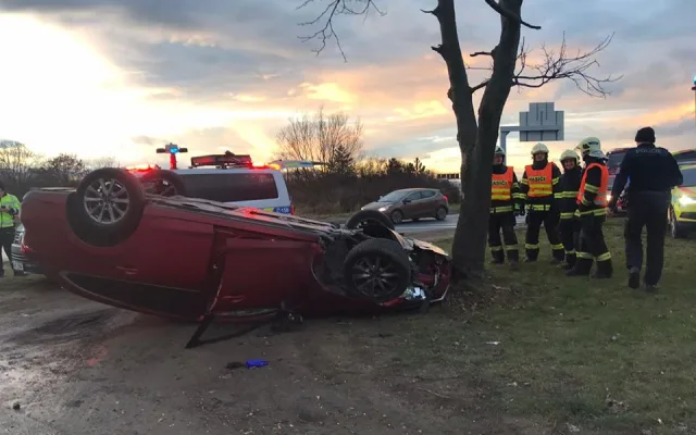 Vážná nehoda na hlavním tahu do Prahy. Osobní automobil skončil na střeše.