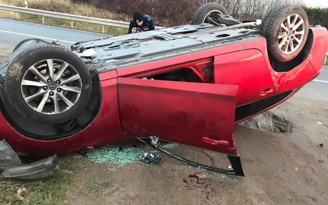 Vážná nehoda na hlavním tahu do Prahy. Osobní automobil skončil na střeše.