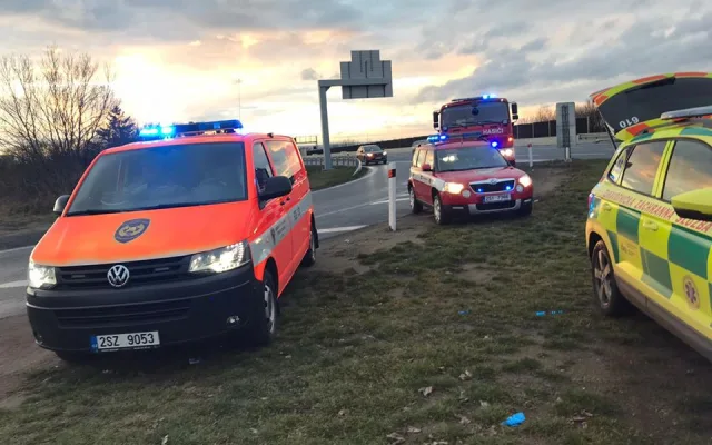 Vážná nehoda na hlavním tahu do Prahy. Osobní automobil skončil na střeše.