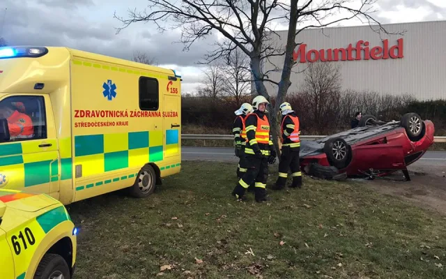Vážná nehoda na hlavním tahu do Prahy. Osobní automobil skončil na střeše.