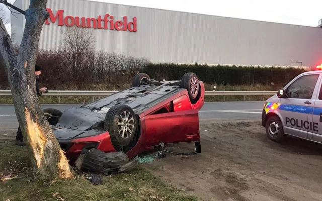 Vážná nehoda na hlavním tahu do Prahy. Osobní automobil skončil na střeše.