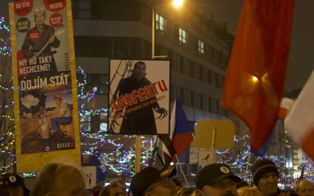 Odpůrci premiéra Babiše se vydali z Václavského náměstí k vládě.