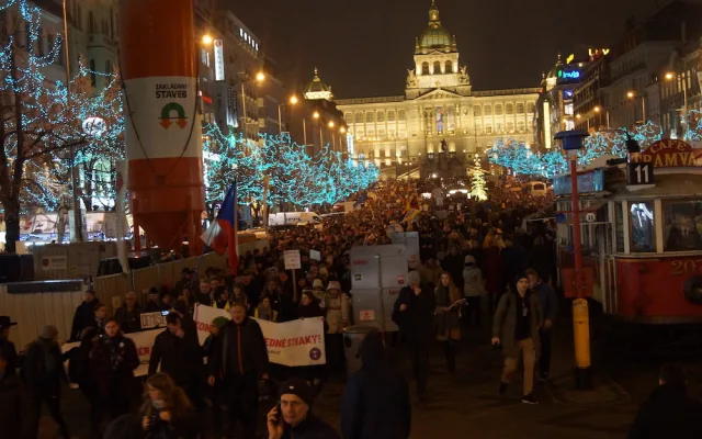 Odpůrci premiéra Babiše se vydali z Václavského náměstí k vládě.