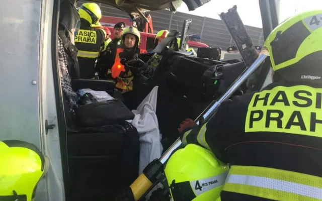 FOTO: Provoz na Jižní spojce zastavila nehoda. Zraněného museli vyprostit hasiči