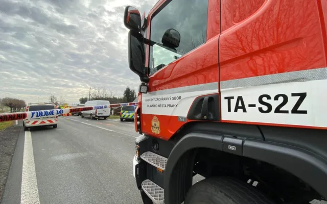 FOTO: Provoz na Jižní spojce zastavila nehoda. Zraněného museli vyprostit hasiči