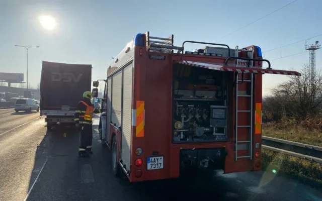 FOTO: Provoz na Jižní spojce zastavila nehoda. Zraněného museli vyprostit hasiči