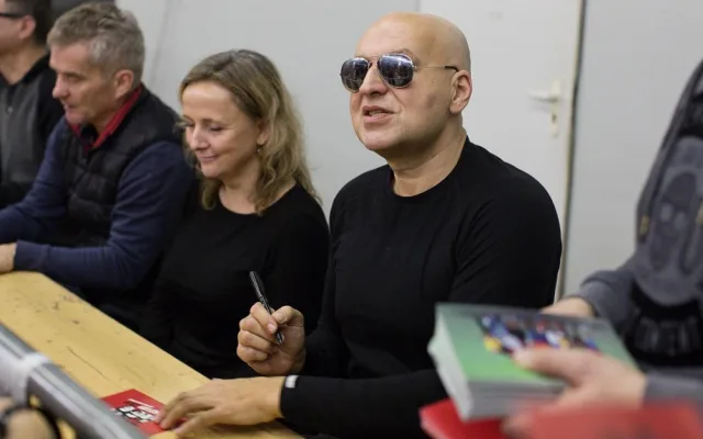 Tři sestry narazily na podiu sud. Vánoční koncert přilákal také fotbalové legendy.