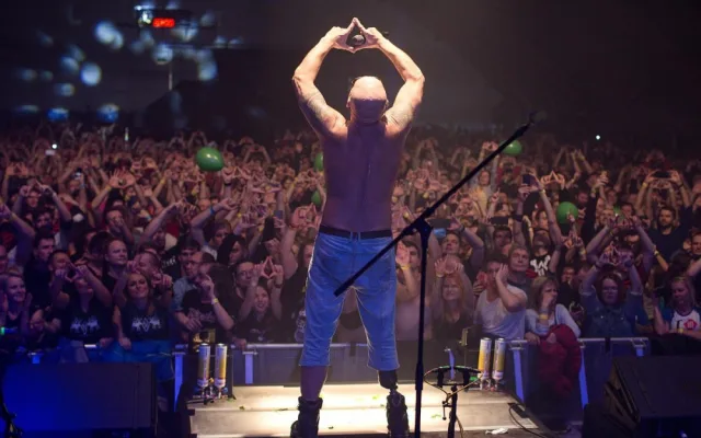 Tři sestry narazily na podiu sud. Vánoční koncert přilákal také fotbalové legendy.