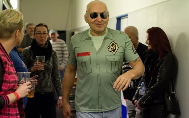 Tři sestry narazily na podiu sud. Vánoční koncert přilákal také fotbalové legendy.