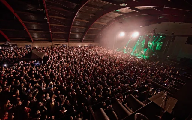 Tři sestry narazily na podiu sud. Vánoční koncert přilákal také fotbalové legendy.