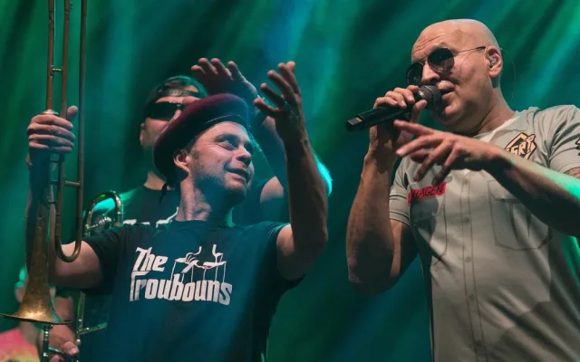 Tři sestry narazily na podiu sud. Vánoční koncert přilákal také fotbalové legendy.