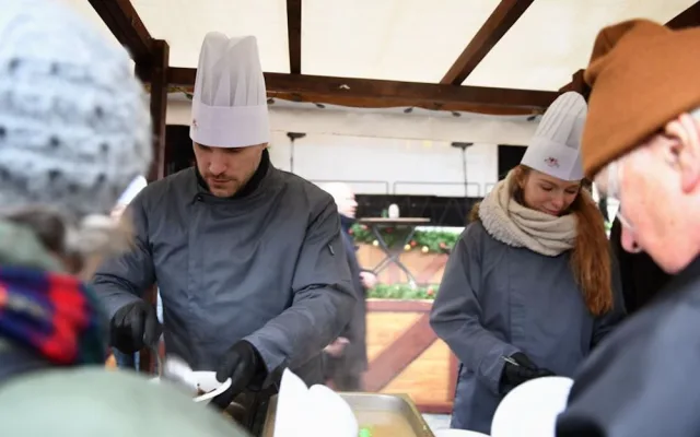 Křik, nadávky a potyčky. Na Staroměstském náměstí se rozdávala rybí polévka a kuba.