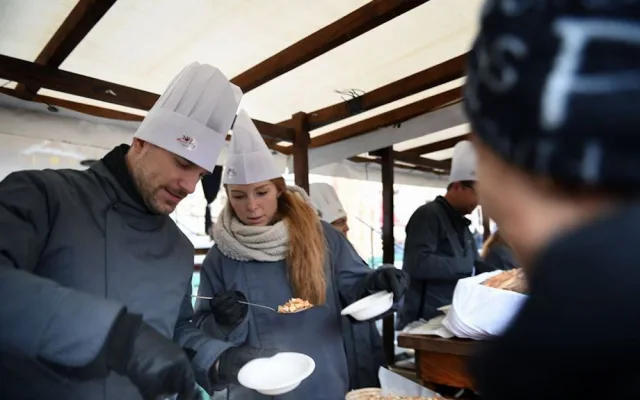 Křik, nadávky a potyčky. Na Staroměstském náměstí se rozdávala rybí polévka a kuba.