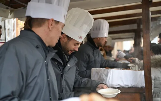 Křik, nadávky a potyčky. Na Staroměstském náměstí se rozdávala rybí polévka a kuba.
