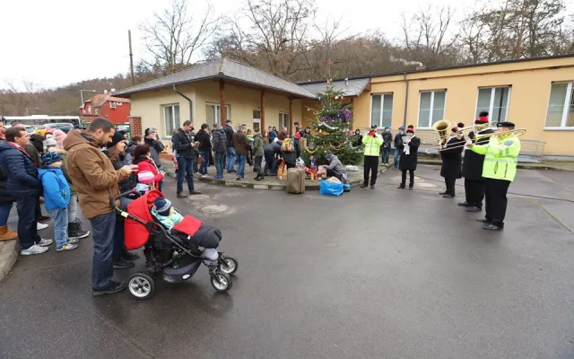 Vánoce v trojském útulku. Pražané přinesli 10 tun krmení a zhruba 800 kilo dek.