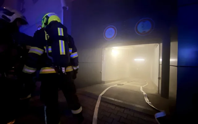 FOTO/VIDEO: Škoda za milion a přes sto evakuovaných. Na Smíchově hořela sauna