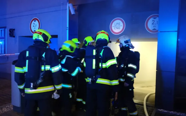 FOTO/VIDEO: Škoda za milion a přes sto evakuovaných. Na Smíchově hořela sauna