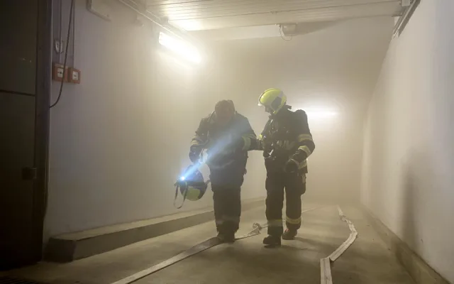 FOTO/VIDEO: Škoda za milion a přes sto evakuovaných. Na Smíchově hořela sauna