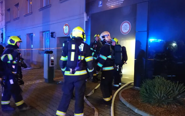 FOTO/VIDEO: Škoda za milion a přes sto evakuovaných. Na Smíchově hořela sauna