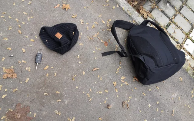 FOTO: Policista v civilu přistihl ve svém autě zloděje. Tomu hrozí pět let vězení