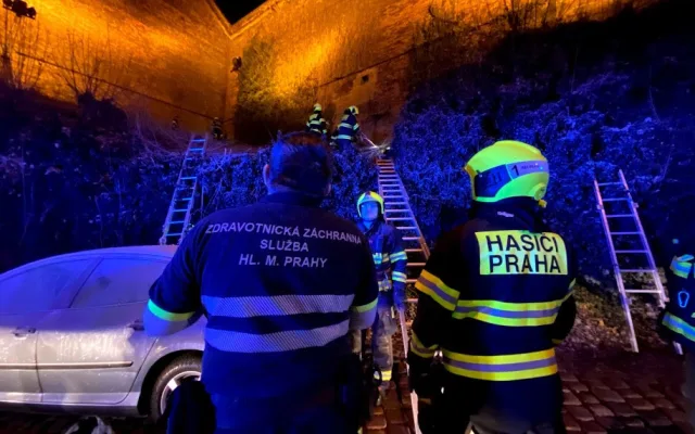 Z vyšehradských hradeb spadla ve čtvrtek večer žena.