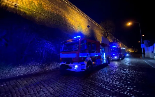 Z vyšehradských hradeb spadla ve čtvrtek večer žena.
