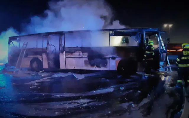 Na Pražském okruhu lehl popelem autobus, cestujícícm se nic nestalo.