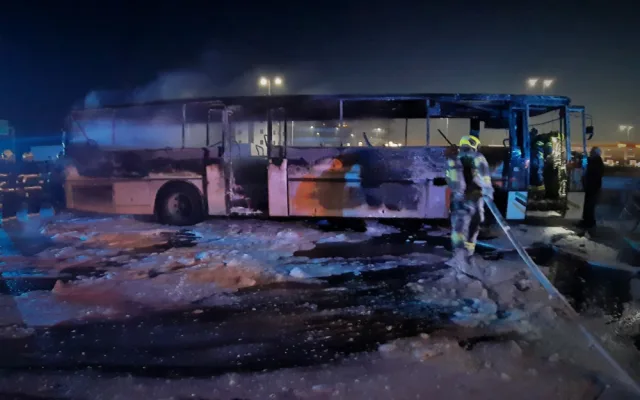 Na Pražském okruhu lehl popelem autobus, cestujícícm se nic nestalo.