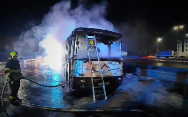 Na Pražském okruhu lehl popelem autobus, cestujícícm se nic nestalo.