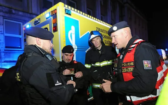 FOTO: Noční požár v Praze 2. Šest lidí skončilo v nemocnici, desítky byly evakuovány