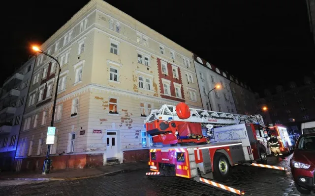 FOTO: Noční požár v Praze 2. Šest lidí skončilo v nemocnici, desítky byly evakuovány