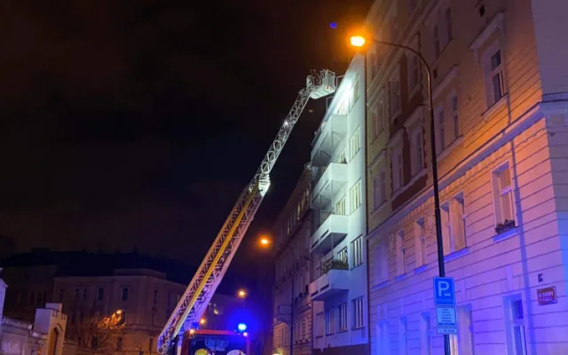 FOTO: Noční požár v Praze 2. Šest lidí skončilo v nemocnici, desítky byly evakuovány