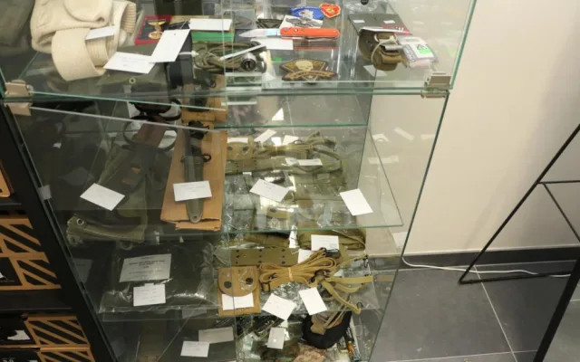 Třikrát navštívil army shop po zavíračce. Po třetím vloupání ho zadržela policie.