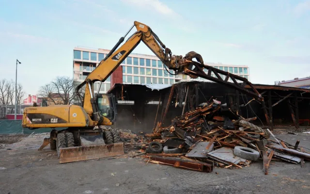 FOTO, VIDEO: Hasičská stanice v Holešovicích šla k zemi. Nová bude stát za dva roky