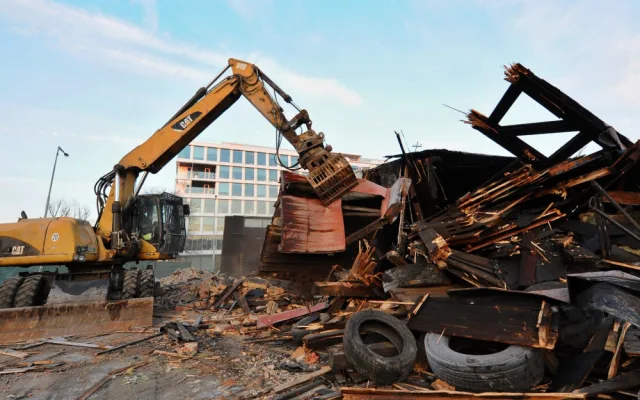 FOTO, VIDEO: Hasičská stanice v Holešovicích šla k zemi. Nová bude stát za dva roky